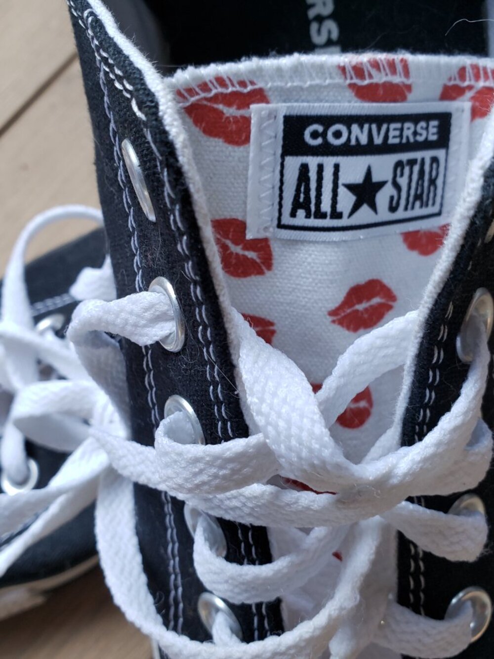 EUC CTAS Converse YOU low jet black / bright white / red LIPS (9.5W - 7.5M)